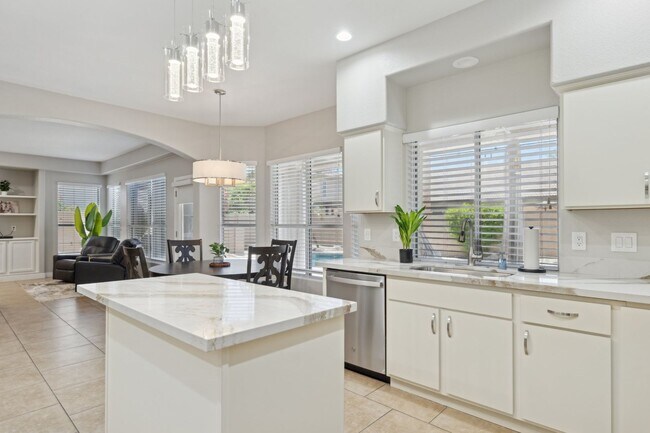 Building Photo - Like living at a resort!!!  Fully furnishe... Rental