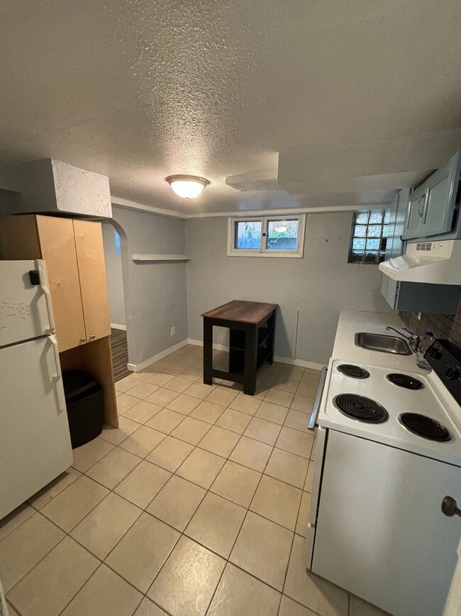 kitchen - 1832 S Williams St Unit Basement apartment