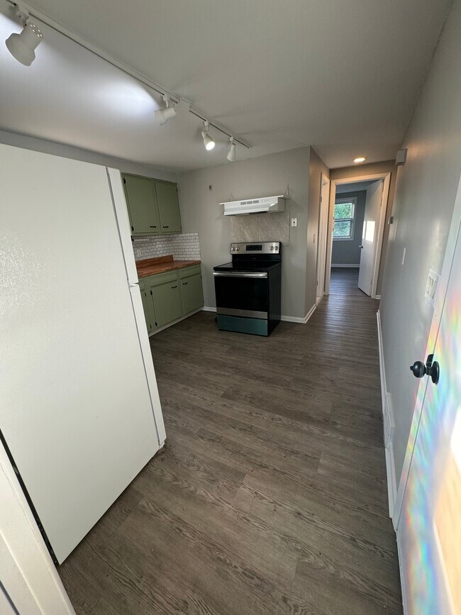 Photo - 72 Bannard Ave Unit upper