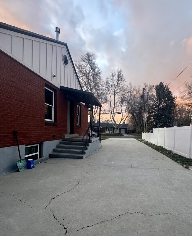 Photo - 1940 Spring Ln