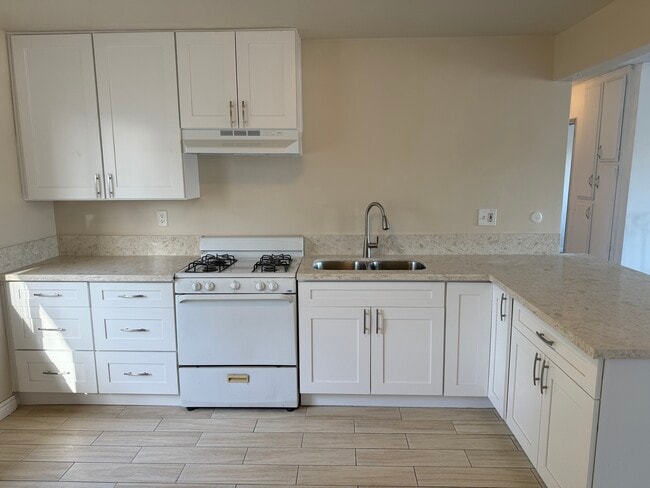 Kitchen w/new cabinets - 4215 11th St Unit 4215