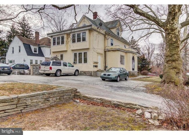 Building Photo - 303 Sharon Ave