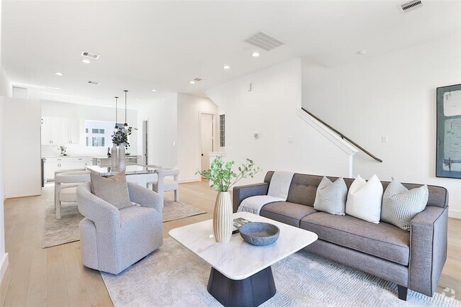 Building Photo - 1020 W 15th 1/2 St Rental