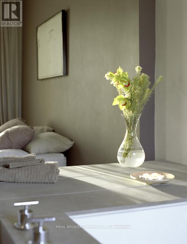 Photo - 329 Manning Ave