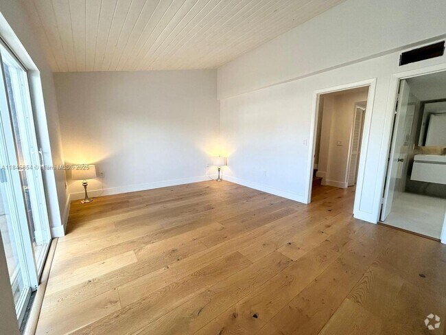 Building Photo - 3811 NE 166th St Unit 3 Rental