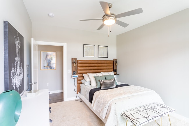 1BR,1BA,751SF