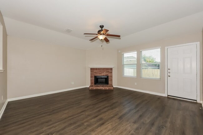 Photo - 573 Creekbend St