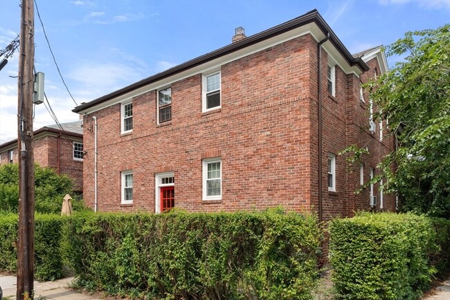 Building Photo - 1 Garden Ct Unit 2 Rental