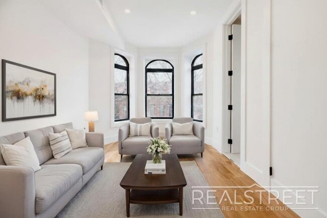 Photo - 3BR / 2BA with In-Unit Washer & Dryer Unit 2