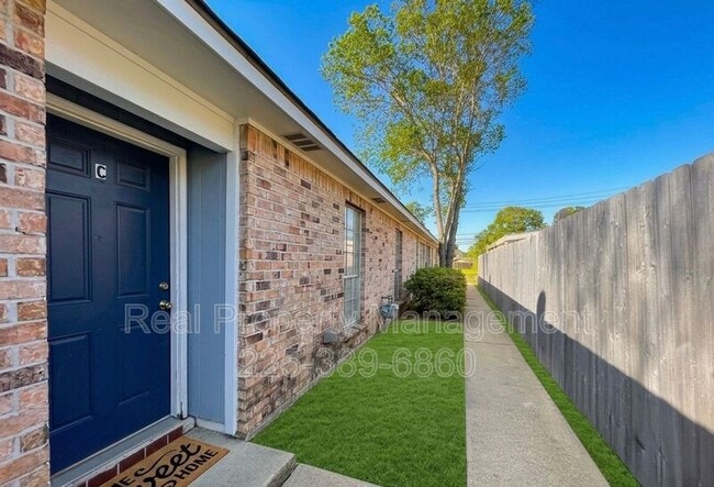 Building Photo - 10642 Stanley Aubin Ln Unit C