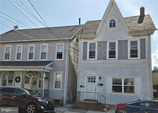 Building Photo - 632 Linden St