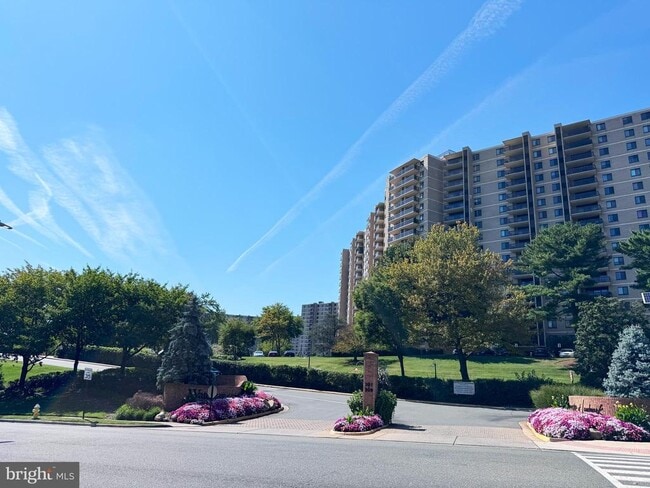 Building Photo - 205 Yoakum Pkwy Unit 919