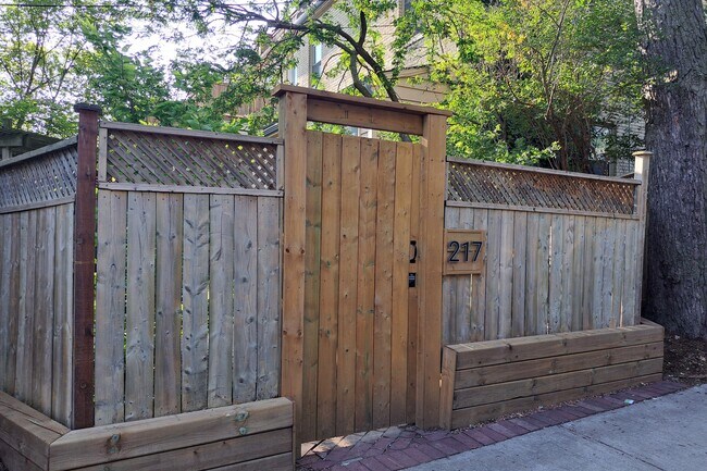 Photo - 217-217 Carlton St. Unit 3