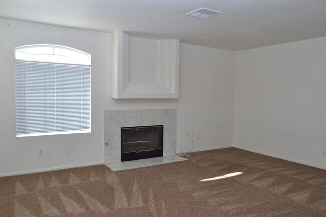 Photo - SW - ROOMY 3 BEDROOM 2.5 BATH TOWNHOME - 8...