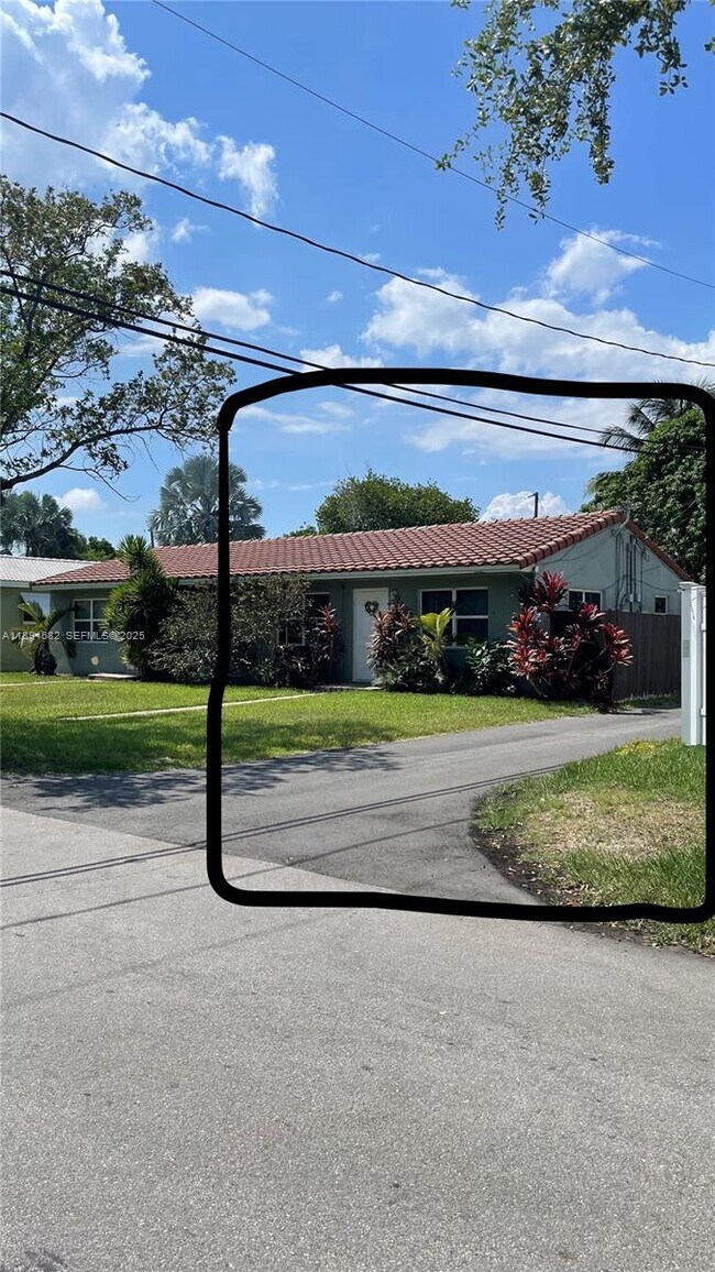 Building Photo - 1909 Mayo St Unit 1