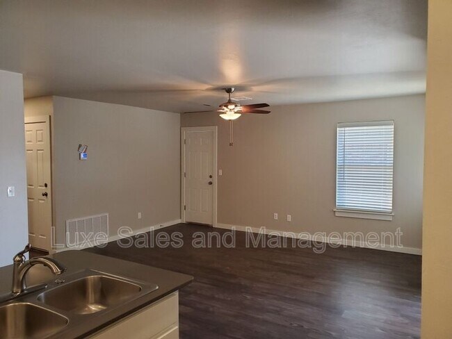 Photo - 755 SW 13th St