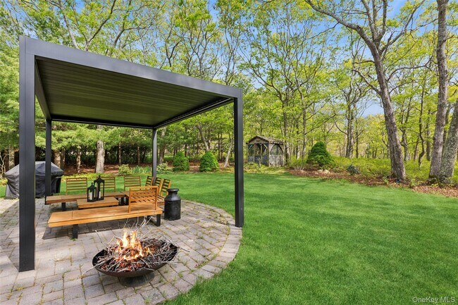 2 Red Creek Cir