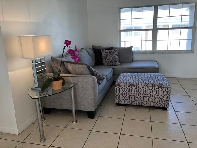 Building Photo - 4158 Tamiami Trl Rental