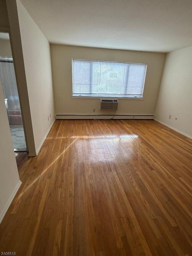 Photo - 573 Broughton Ave