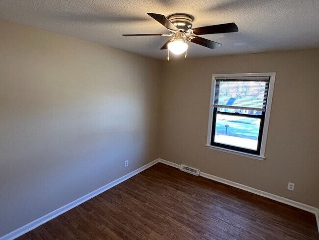 Photo - 137 Raintree Dr