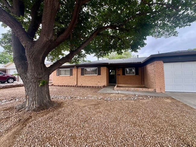 Building Photo - Centrally Located 3bed 2bath!