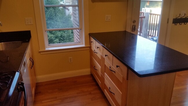 Kitchen Counter - 341 Hurley St #3 Apartamentos
