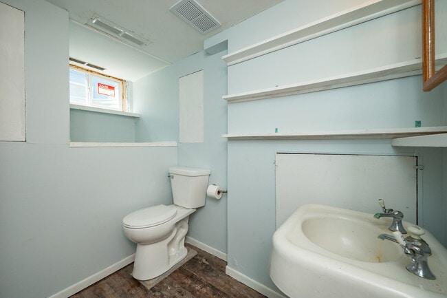 Building Photo - 822 7th St Rental