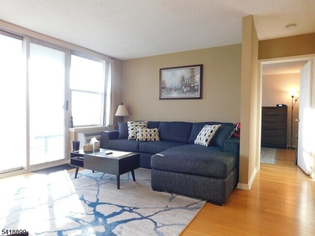 Photo - 300 Main St Unidad 604