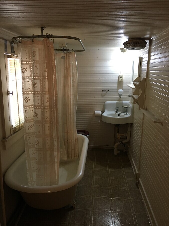 full bath with claw-foot tub - 658 Avenue B NW