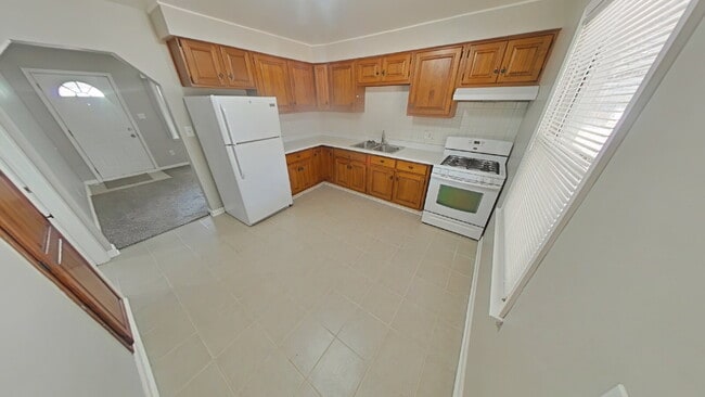 Photo - "Charming 3-Bedroom Home in Roseville - Cozy Living with 924 Sq Ft of Comfort!"