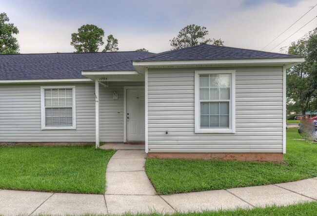 2bd/2ba Duplex available now - 2bd/2ba Duplex available now House