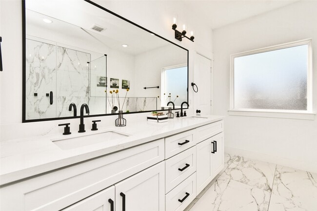 Photo - 208 N York St