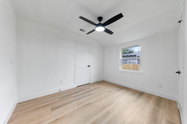 Photo - 5610 Chapman St