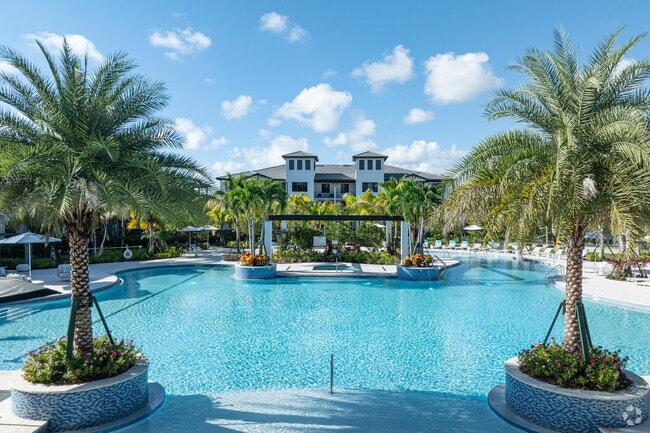 Pool 1 - Town Hollywood