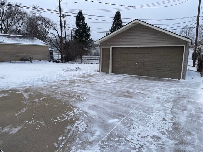 Photo - 4737 Laird St