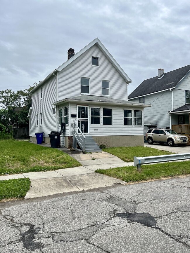Building Photo - Four bedroom one bathroom home for rent