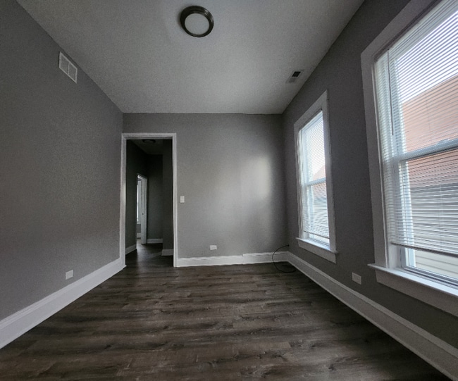 Photo - 1355 E 76th St Unidad 2