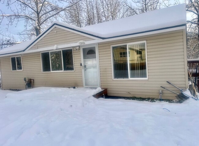Building Photo - Fantastic 4 bedroom home on a large lot with a fenced in back yard in Eagle River! Available now