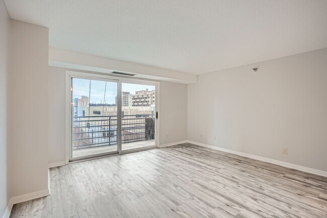 Tons of natural light - 66 9th St E Unit 1305