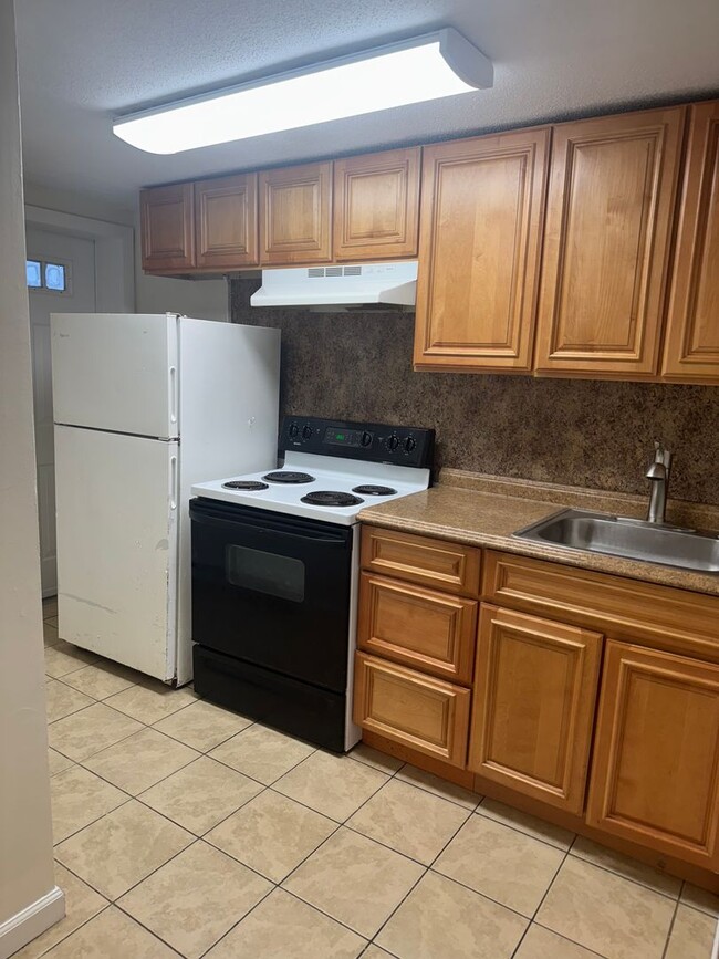 Building Photo - One Bedroom Unit 3 Rental