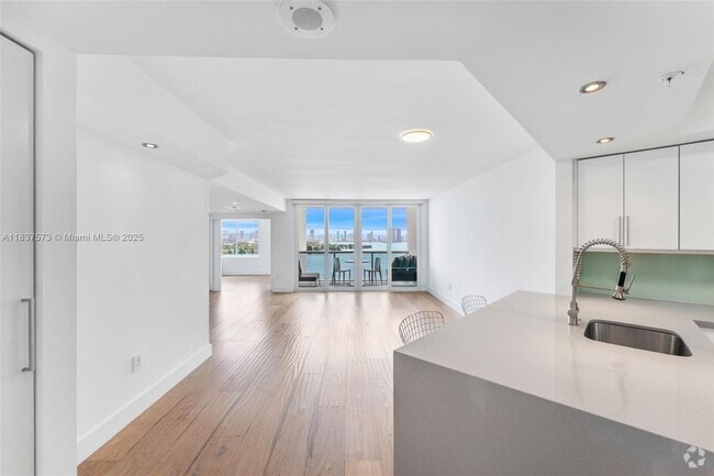 Building Photo - 1900 Sunset Harbour Dr Unit 1814 Rental