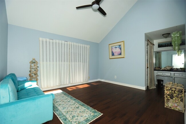 Building Photo - 354 S Amherst Dr