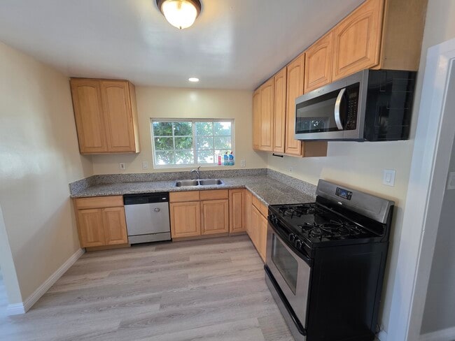 Photo - 270 Newport Ave Unidad B
