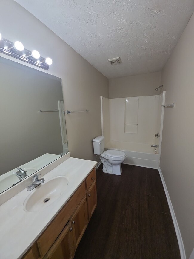 Building Photo - 640 W Stevens St Unit F3 Rental