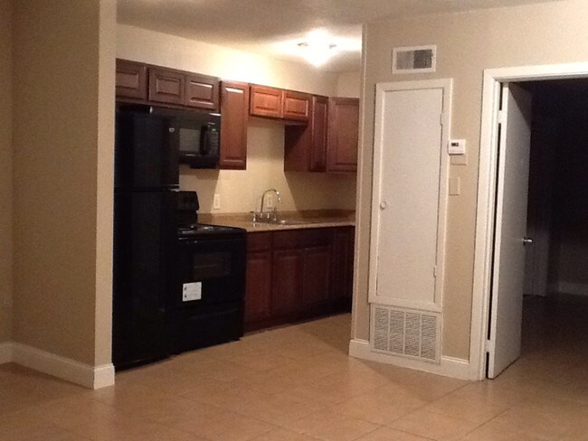 Building Photo - 2108 Willow St Unit B.