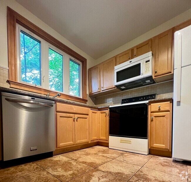 Building Photo - 111 Russett Rd Unit 2 Rental
