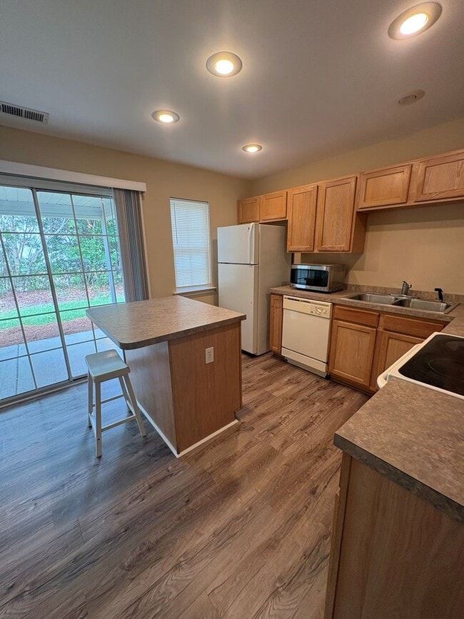 Building Photo - Renovated Three Bedroom Townhome in Townes of Buckwalter