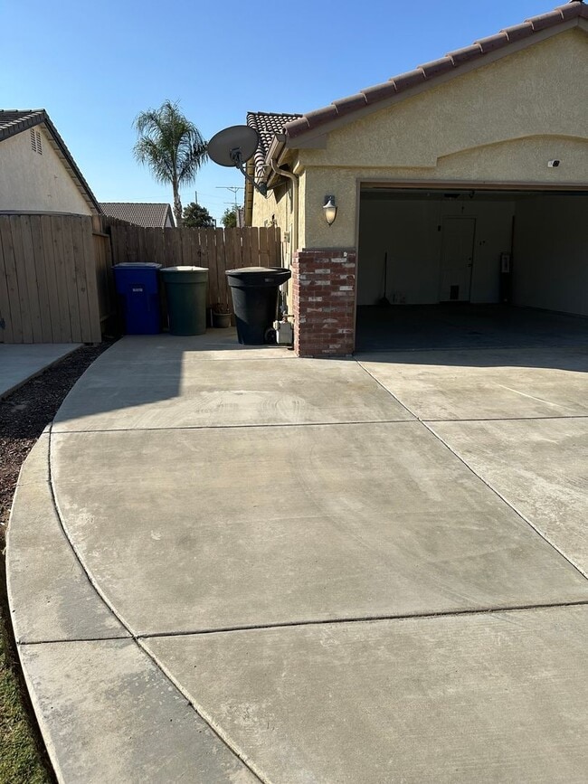 861 Woodridge Cir