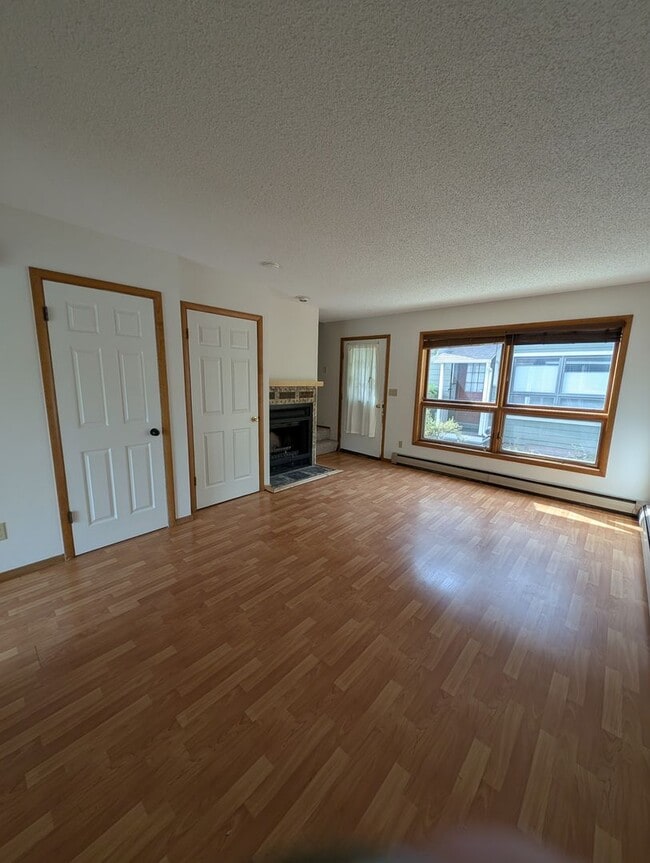 Photo - Cute 3 Bedroom Condo w/ Bonus Room - Walki...