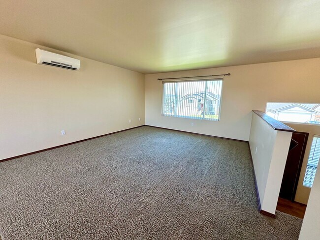 Photo - Large 5 Bedroom Home - North of CWU